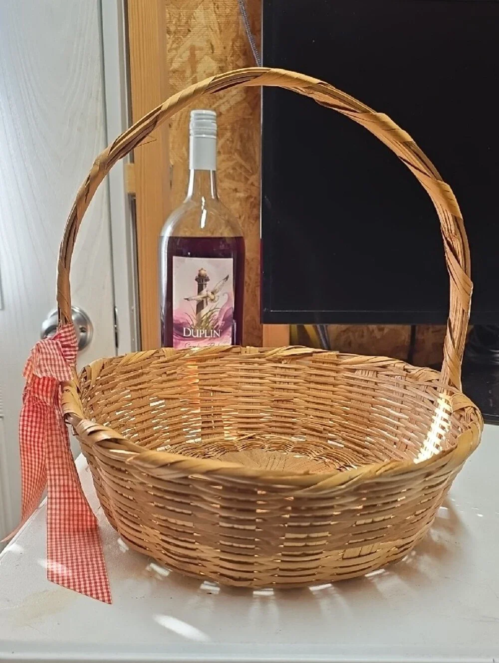 Vtg.Woven Market Willow Basket with Red Gingham Bow(226)